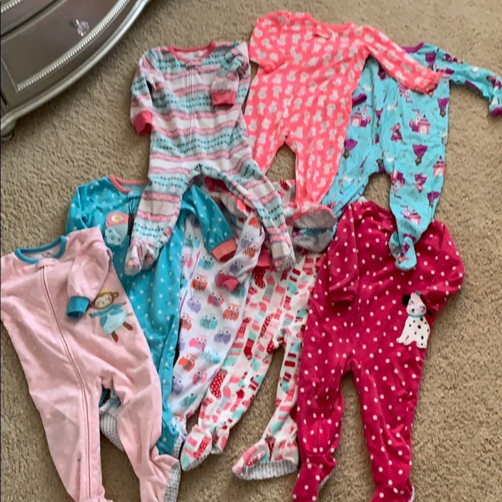 LOT OF GIRLS 18 MONTH PAJAMAS!